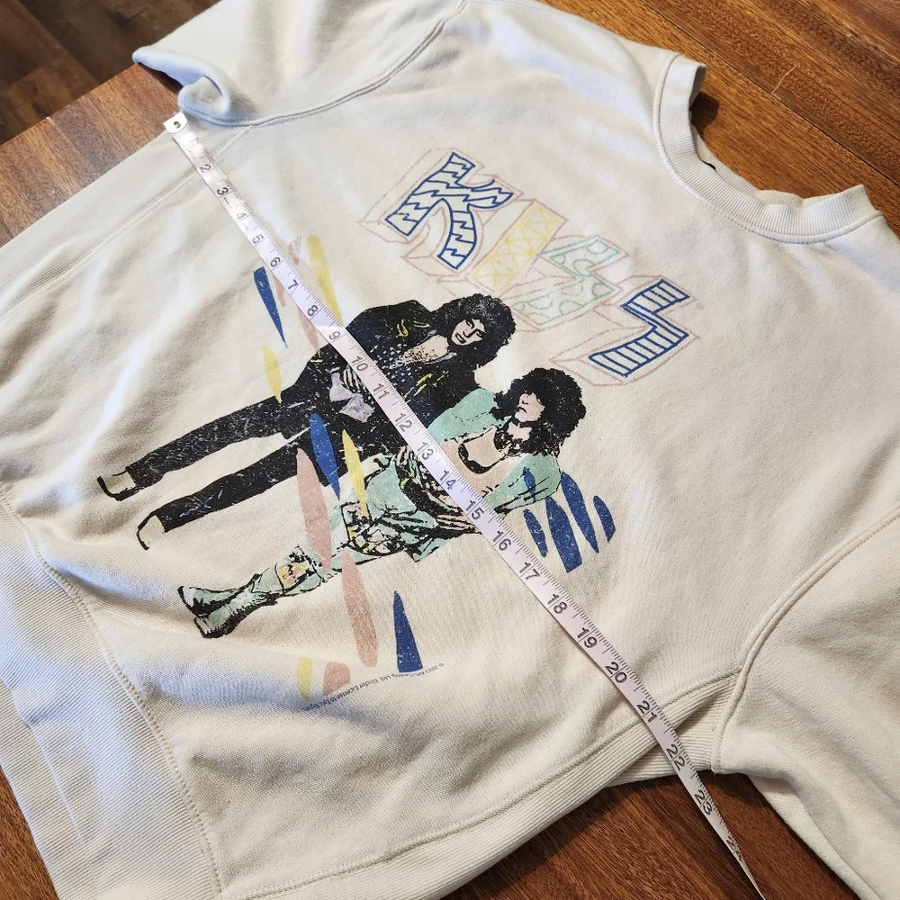 Graphic Print KISS White Sweater S/M - Picture 8 of 13